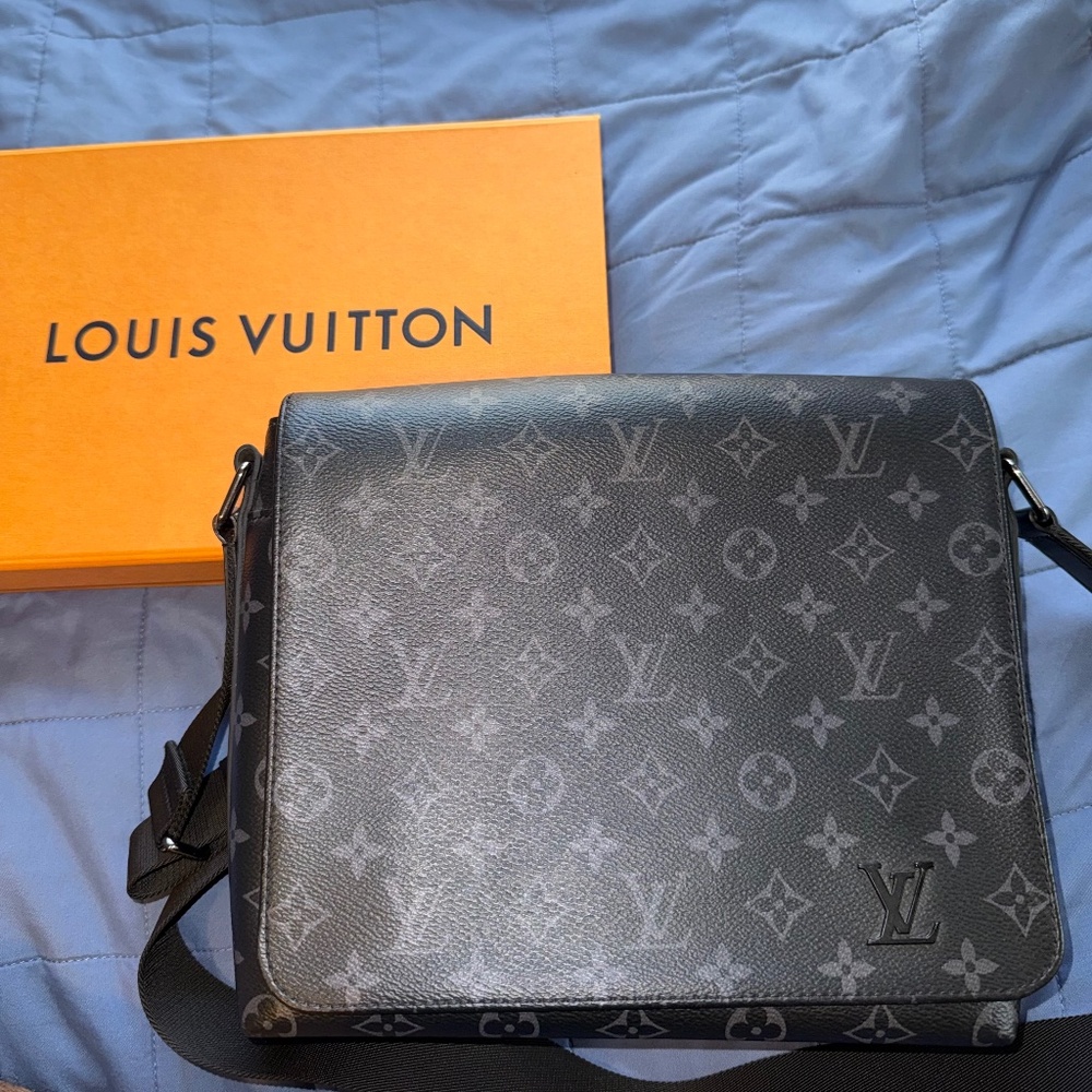 Louis Vuitton District Messenger